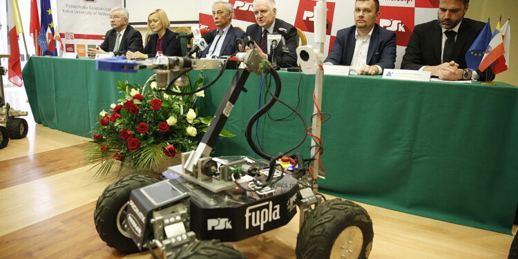 04.02.2019 Kielce. PŚk. Konferencja prasowa, z udziałem wicepremiera Jarosława Gowina, na temat zawodów łazików marsjańskich. Od lewej poseł Krzysztof Lipiec, wicemarszałek Renata Janik, rektor PŚK Wiesław Trąmpczyński, wicepremier Jarosław Gowin, prezes Europejskiej Fundacji Kosmicznej Łukasz Wilczyński i prezes Polskiej Agencji Kosmicznej Grzegorz Brona / Jarosław Kubalski / Radio Kielce