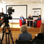 08.02.2019 Kielce. OMPiO. Konferencja na temat nowego cyklu wystaw fotografii. Pierwsza autorstwa Roberta Lubczyńskiego i Sławomira Mazura. Od lewej Robert Lubczyński, dyrektor Wzgórza Zamkowego Rafał Nowak i Sławomir Mazur / Jarosław Kubalski / Radio Kielce