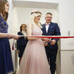 09.02.2019 Morawica. Ślub Sylwii Misztal i Karola Gawiora zainaugurował  działalność nowej sali ślubów w oficynie dworskiej w parku / Jarosław Kubalski / Radio Kielce