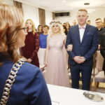 09.02.2019 Morawica. Ślub Sylwii Misztal i Karola Gawiora zainaugurował  działalność nowej sali ślubów w oficynie dworskiej w parku / Jarosław Kubalski / Radio Kielce