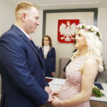 09.02.2019 Morawica. Ślub Sylwii Misztal i Karola Gawiora zainaugurował  działalność nowej sali ślubów w oficynie dworskiej w parku / Jarosław Kubalski / Radio Kielce