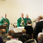 10.02.2019 Piekoszów. Diecezjalne obchody Światowego Dnia Chorego rozpoczęła msza w Domu Dla Niepełnosprawnych. Poprowadził ja biskup Jan Piotrowski / Jarosław Kubalski / Radio Kielce