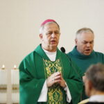 10.02.2019 Piekoszów. Diecezjalne obchody Światowego Dnia Chorego rozpoczęła msza w Domu Dla Niepełnosprawnych. Poprowadził ja biskup Jan Piotrowski / Jarosław Kubalski / Radio Kielce