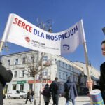 14.02.2019 Kielce. Wolontariusze kieleckiej Caritas kwestują na ulicy Sienkiewicza na rzecz stacjonarnego hospicjum / Jarosław Kubalski / Radio Kielce