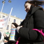 14.02.2019 Kielce. Wolontariusze kieleckiej Caritas kwestują na ulicy Sienkiewicza na rzecz stacjonarnego hospicjum / Jarosław Kubalski / Radio Kielce