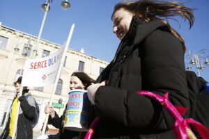 14.02.2019 Kielce. Wolontariusze kieleckiej Caritas kwestują na ulicy Sienkiewicza na rzecz stacjonarnego hospicjum / Jarosław Kubalski / Radio Kielce