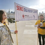 14.02.2019 Kielce. Wolontariusze kieleckiej Caritas kwestują na ulicy Sienkiewicza na rzecz stacjonarnego hospicjum / Jarosław Kubalski / Radio Kielce