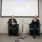 14.02.2019 Kielce. Przystanek Historia IPN. Okrągły Stół - Fakty i mity. Spotkanie z politologiem prof. Antonim Dudkiem. Prof. Antoni Dudek i prowadzący spotkanie dr Bartłomiej Zapała / Jarosław Kubalski / Radio Kielce
