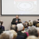 14.02.2019 Kielce. Przystanek Historia IPN. Okrągły Stół - Fakty i mity. Spotkanie z politologiem prof. Antonim Dudkiem. Prof. Antoni Dudek i prowadzący spotkanie dr Bartłomiej Zapała / Jarosław Kubalski / Radio Kielce