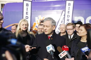 19.02.2019 Kielce. Prezes partii Wiosna podczas konferencji prasowej na Rynku / Jarosław Kubalski / Radio Kielce