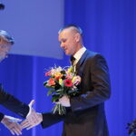 26.02.2019 Kielce. KCK. Nagrody Miasta Kielce. Michał Bednarski, zawodnik sportowych walk rycerskich, członek kadry narodowej Polski. Nagrodę wręczają prezydent Bogdan Wenta i przewodniczący rady miasta Kamil Suchański / Jarosław Kubalski / Radio Kielce