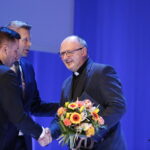 26.02.2019 Kielce. KCK. Nagrody Miasta Kielce. Ks. Jan Oleszko. Nagrodę wręczają prezydent Bogdan Wenta i przewodniczący rady miasta Kamil Suchański / Jarosław Kubalski / Radio Kielce