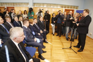 27.02.2019 Kielce. ŚUW. Wiceminister spraw wewnętrznych i administracji Jarosław Zieliński wręczył promesy na zadania związane z usuwaniem skutków klęsk żywiołowych / Jarosław Kubalski / Radio Kielce