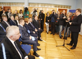 27.02.2019 Kielce. ŚUW. Wiceminister spraw wewnętrznych i administracji Jarosław Zieliński wręczył promesy na zadania związane z usuwaniem skutków klęsk żywiołowych / Jarosław Kubalski / Radio Kielce