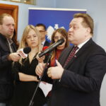 27.02.2019 Kielce. ŚUW. Wiceminister spraw wewnętrznych i administracji Jarosław Zieliński wręczył promesy na zadania związane z usuwaniem skutków klęsk żywiołowych / Jarosław Kubalski / Radio Kielce