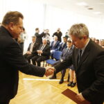 27.02.2019 Kielce. ŚUW. Wiceminister spraw wewnętrznych i administracji Jarosław Zieliński wręczył promesy na zadania związane z usuwaniem skutków klęsk żywiołowych / Jarosław Kubalski / Radio Kielce