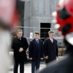 27.02.2019 Kielce. Wiceminister spraw wewnętrznych i administracji Jarosław Zieliński wizytował budowę nowej strażnicy JRG PSP Nr 1. Wiceminister Jarosław Zieliński, wicewojewoda Bartłomiej Dorywalski i senator Krzysztof Słoń / Jarosław Kubalski / Radio Kielce