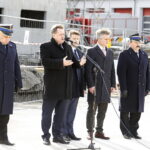 27.02.2019 Kielce. Wiceminister spraw wewnętrznych i administracji Jarosław Zieliński wizytował budowę nowej strażnicy JRG PSP Nr 1. Bryg. Tomasz Bajerczak, wiceminister Jarosław Zieliński, wicewojewoda Bartłomiej Dorywalski, senator Krzysztof Słoń i st. bryg. Robert Sabat / Jarosław Kubalski / Radio Kielce