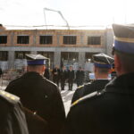 27.02.2019 Kielce. Wiceminister spraw wewnętrznych i administracji Jarosław Zieliński wizytował budowę nowej strażnicy JRG PSP Nr 1 / Jarosław Kubalski / Radio Kielce