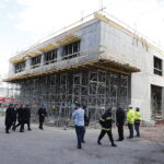 27.02.2019 Kielce. Wiceminister spraw wewnętrznych i administracji Jarosław Zieliński wizytował budowę nowej strażnicy JRG PSP Nr 1 / Jarosław Kubalski / Radio Kielce