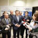 11.02.2019 Kielce. Konferencja prasowa z udziałem ministra sprawiedliwości Zbigniewa Ziobro. Z lewej członek zarządu województwa Mariusz Gosek, minister Zbigniew Ziobro i poseł Jacek Włosowicz. Z tyłu dyrektor biura poselskiego Jacka Włosowicza Dariusz Banasik,  radny sejmiku województwa Paweł Krakowiak, radny sejmiku województwa Grzegorz Banaś i radny Piotr Kiesiel / Jarosław Kubalski / Radio Kielce