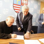 14.02.2019 Kielce. Urząd marszałkowski. Podpisanie umowy na rozwój usług społecznych - projekt Caritas. Od lewej ks. Stanisław Słowik - dyrektor Caritas Diecezji Kieleckiej, marszałek Andrzej Bętkowski i wicemarszałek Renata Janik / Jarosław Kubalski / Radio Kielce