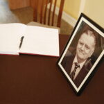 1`5.02.2019 Kielce. Urząd miasta. Księga kondolencyjna wystawiona w związku ze śmiercią byłego premiera RP Jana Olszewskiego / Jarosław Kubalski / Radio Kielce