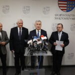 20.02.2019 Kielce. Marszałek Andrzej Bętkowski (2 od prawej) oracz członkowie zarządu województwa Mariusz Gosek, Marek Jońca i Marek Bogusławski podczas konferencji prasowej / Jarosław Kubalski / Radio Kielce