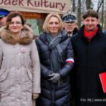 II Marsz Powstańców Styczniowych w gminie Staszów. Na zdjęciu (od lewej): wojewoda Agata Wojtyszek, wiceburmistrz Staszowa Ewa Kondek i dr Dariusz Kubalski - dyrektor Szkoły Podstawowej nr 2 w Staszowie / Urząd Miejski w Staszowie