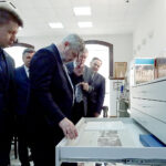 Ostrowiec Świętokrzyski. Minister rolnictwa i rozwoju wsi Jan Krzysztof Ardanowski zwiedza Izbę Pamięci Cukrownictwa w Częstocicach / Emilia Sitarska / Radio Kielce