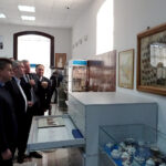 Ostrowiec Świętokrzyski. Minister rolnictwa i rozwoju wsi Jan Krzysztof Ardanowski zwiedza Izbę Pamięci Cukrownictwa w Częstocicach / Emilia Sitarska / Radio Kielce