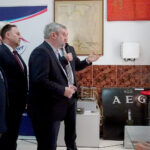 Ostrowiec Świętokrzyski. Minister rolnictwa i rozwoju wsi Jan Krzysztof Ardanowski zwiedza Izbę Pamięci Cukrownictwa w Częstocicach / Emilia Sitarska / Radio Kielce