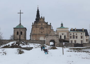 Droga Krzyżowa na Święty Krzyż / Marzena Mąkosa / Radio Kielce