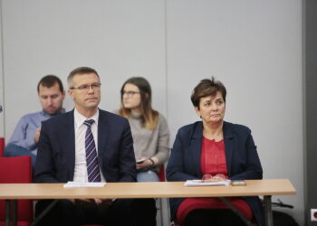 I Kieleckie Forum Rynku Nieruchomości. Na zdjęciu (od lewej): Bogdan Wenta - prezydent Kielc i Danuta Papaj - pełnomocnik prezydenta Kielc / Marzena Mąkosa / Radio Kielce