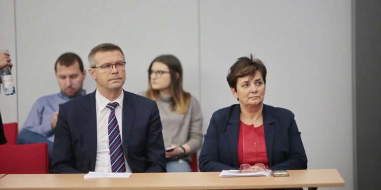 I Kieleckie Forum Rynku Nieruchomości. Na zdjęciu (od lewej): Bogdan Wenta - prezydent Kielc i Danuta Papaj - pełnomocnik prezydenta Kielc / Marzena Mąkosa / Radio Kielce