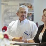 Podpisanie kontraktu dotyczącego wdrożenia pilotażu Krajowej Sieci Onkologicznej w województwie świętokrzyskim. Na zdjęciu (od lewej): prof. Stanisław Góźdź - dyrektor Świętokrzyskiego Centrum Onkologii i Małgorzata Kiebzak - dyrektor świętokrzyskiego oddziału Narodowego Funduszu Zdrowia / Marzena Mąkosa / Radio Kielce