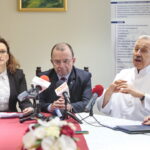 Podpisanie kontraktu dotyczącego wdrożenia pilotażu Krajowej Sieci Onkologicznej w województwie świętokrzyskim. Na zdjęciu (od lewej): Agata Wojtyszek - wojewoda świętokrzyski, Marek Bogusławski - członek zarządu województwa świętokrzyskiego, prof. Stanisław Góźdź - dyrektor Świętokrzyskiego Centrum Onkologii / Marzena Mąkosa / Radio Kielce