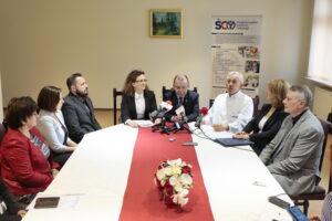 Podpisanie kontraktu dotyczącego wdrożenia pilotażu Krajowej Sieci Onkologicznej w województwie świętokrzyskim / Marzena Mąkosa / Radio Kielce