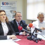 Podpisanie kontraktu dotyczącego wdrożenia pilotażu Krajowej Sieci Onkologicznej w województwie świętokrzyskim. Na zdjęciu (od lewej): Agata Wojtyszek - wojewoda świętokrzyski, Marek Bogusławski - członek zarządu województwa świętokrzyskiego i prof. Stanisław Góźdź - dyrektor Świętokrzyskiego Centrum Onkologii  / Marzena Mąkosa / Radio Kielce