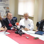 Podpisanie kontraktu dotyczącego wdrożenia pilotażu Krajowej Sieci Onkologicznej w województwie świętokrzyskim. Na zdjęciu (od lewej): Agata Wojtyszek - wojewoda świętokrzyski, Marek Bogusławski - członek zarządu województwa świętokrzyskiego, prof. Stanisław Góźdź - dyrektor Świętokrzyskiego Centrum Onkologii i Małgorzata Kiebzak - dyrektor świętokrzyskiego oddziału Narodowego Funduszu Zdrowia / Marzena Mąkosa / Radio Kielce