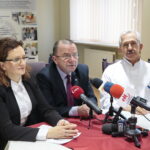 Podpisanie kontraktu dotyczącego wdrożenia pilotażu Krajowej Sieci Onkologicznej w województwie świętokrzyskim. Na zdjęciu (od lewej): Agata Wojtyszek - wojewoda świętokrzyski, Marek Bogusławski - członek zarządu województwa świętokrzyskiego i prof. Stanisław Góźdź - dyrektor Świętokrzyskiego Centrum Onkologii  / Marzena Mąkosa / Radio Kielce