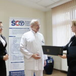 Podpisanie kontraktu dotyczącego wdrożenia pilotażu Krajowej Sieci Onkologicznej w województwie świętokrzyskim. Na zdjęciu (od lewej): Agata Wojtyszek - wojewoda świętokrzyski, prof. Stanisław Góźdź - dyrektor Świętokrzyskiego Centrum Onkologii i Małgorzata Kiebzak - dyrektor świętokrzyskiego oddziału Narodowego Funduszu Zdrowia / Marzena Mąkosa / Radio Kielce