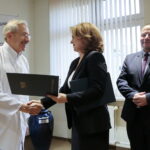 Podpisanie kontraktu dotyczącego wdrożenia pilotażu Krajowej Sieci Onkologicznej w województwie świętokrzyskim. Na zdjęciu (od lewej): prof. Stanisław Góźdź - dyrektor Świętokrzyskiego Centrum Onkologii, Małgorzata Kiebzak - dyrektor świętokrzyskiego oddziału Narodowego Funduszu Zdrowia i Marek Bogusławski - członek zarządu województwa świętokrzyskiego  / Marzena Mąkosa / Radio Kielce