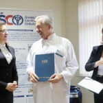 Podpisanie kontraktu dotyczącego wdrożenia pilotażu Krajowej Sieci Onkologicznej w województwie świętokrzyskim. Na zdjęciu (od lewej): Agata Wojtyszek - wojewoda świętokrzyski, prof. Stanisław Góźdź - dyrektor Świętokrzyskiego Centrum Onkologii, Małgorzata Kiebzak - dyrektor świętokrzyskiego oddziału Narodowego Funduszu Zdrowia / Marzena Mąkosa / Radio Kielce