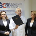 Podpisanie kontraktu dotyczącego wdrożenia pilotażu Krajowej Sieci Onkologicznej w województwie świętokrzyskim. Na zdjęciu (od lewej): Agata Wojtyszek - wojewoda świętokrzyski, prof. Stanisław Góźdź - dyrektor Świętokrzyskiego Centrum Onkologii i Małgorzata Kiebzak - dyrektor świętokrzyskiego oddziału Narodowego Funduszu Zdrowia / Marzena Mąkosa / Radio Kielce