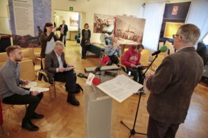 Spotkanie z mediami w Muzeum Historii Kielc. Przemawia dr Jan Główka - dyrektor muzeum / Marzena Mąkosa / Radio Kielce