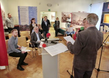 Spotkanie z mediami w Muzeum Historii Kielc. Przemawia dr Jan Główka - dyrektor muzeum  / Marzena Mąkosa / Radio Kielce