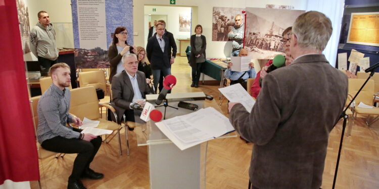 Spotkanie z mediami w Muzeum Historii Kielc. Przemawia dr Jan Główka - dyrektor muzeum  / Marzena Mąkosa / Radio Kielce