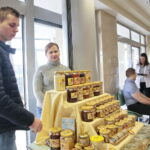 Badania profilaktyczne i konsultacje lekarskie w ŚCO. Stoisko z miodem / Marzena Mąkosa / Radio Kielce