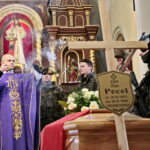 Uroczysty pogrzeb Jana Wosińskiego oraz Piotra Pecela - partyzantów AK oraz NSZ zamordowanych przez komunistów w Zgórsku koło Kielc / Marzena Mąkosa / Radio Kielce